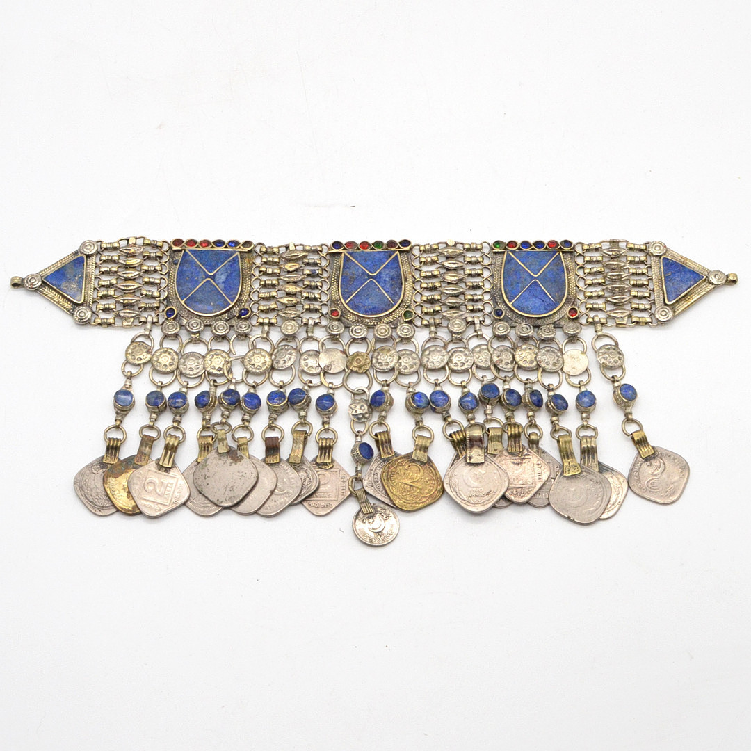 AFGHANISCHER TRACHTENSCHMUCK DER KUTSCHI, HANDGEMACHTER GLIEDERHALSBAND MIT LAPISLAZULI, FASSUNG AUS NEUSILBER, MIT SILBERMÜNZEN AUS PAKISTAN UND INDIEN, UM 1910.