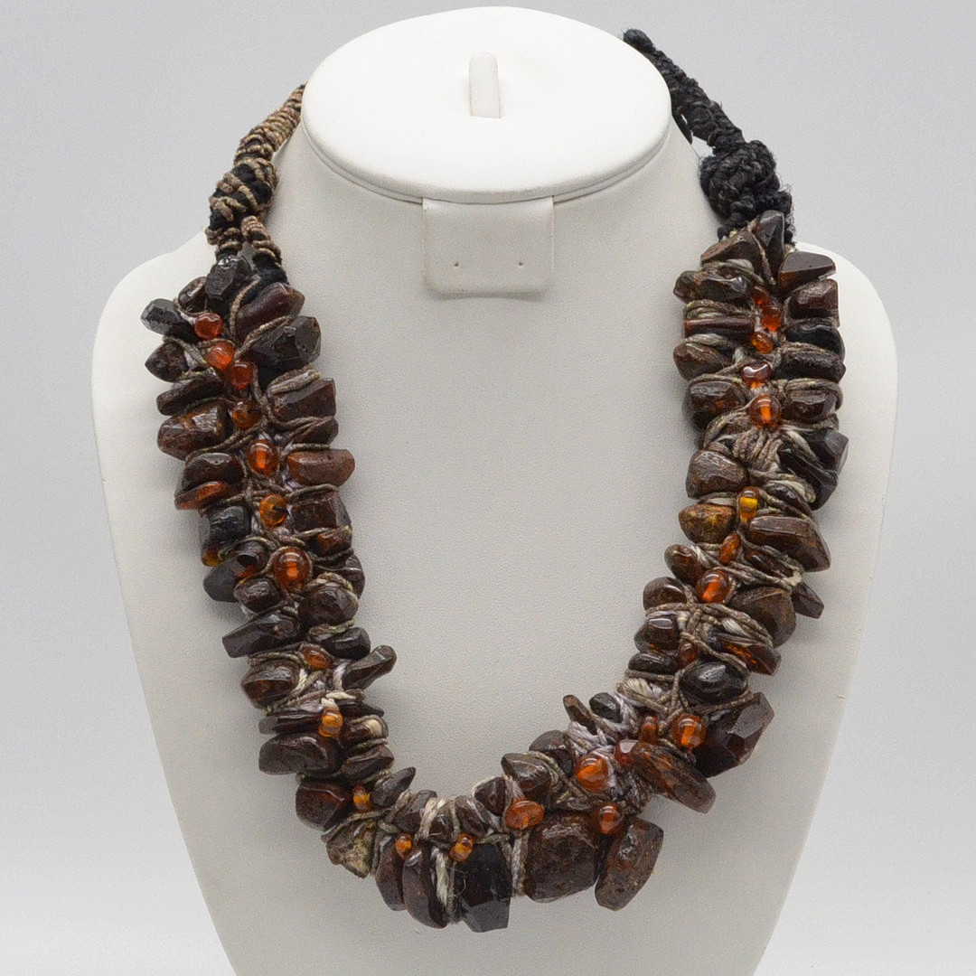 HANDGEMACHTES COLLIER MIT BERNSTEINPERLEN, NATURBELASSENE FORM MIT POLIERTER OBERFLÄCHE, UM 1980ER JAHRE, CA. 58 CM.