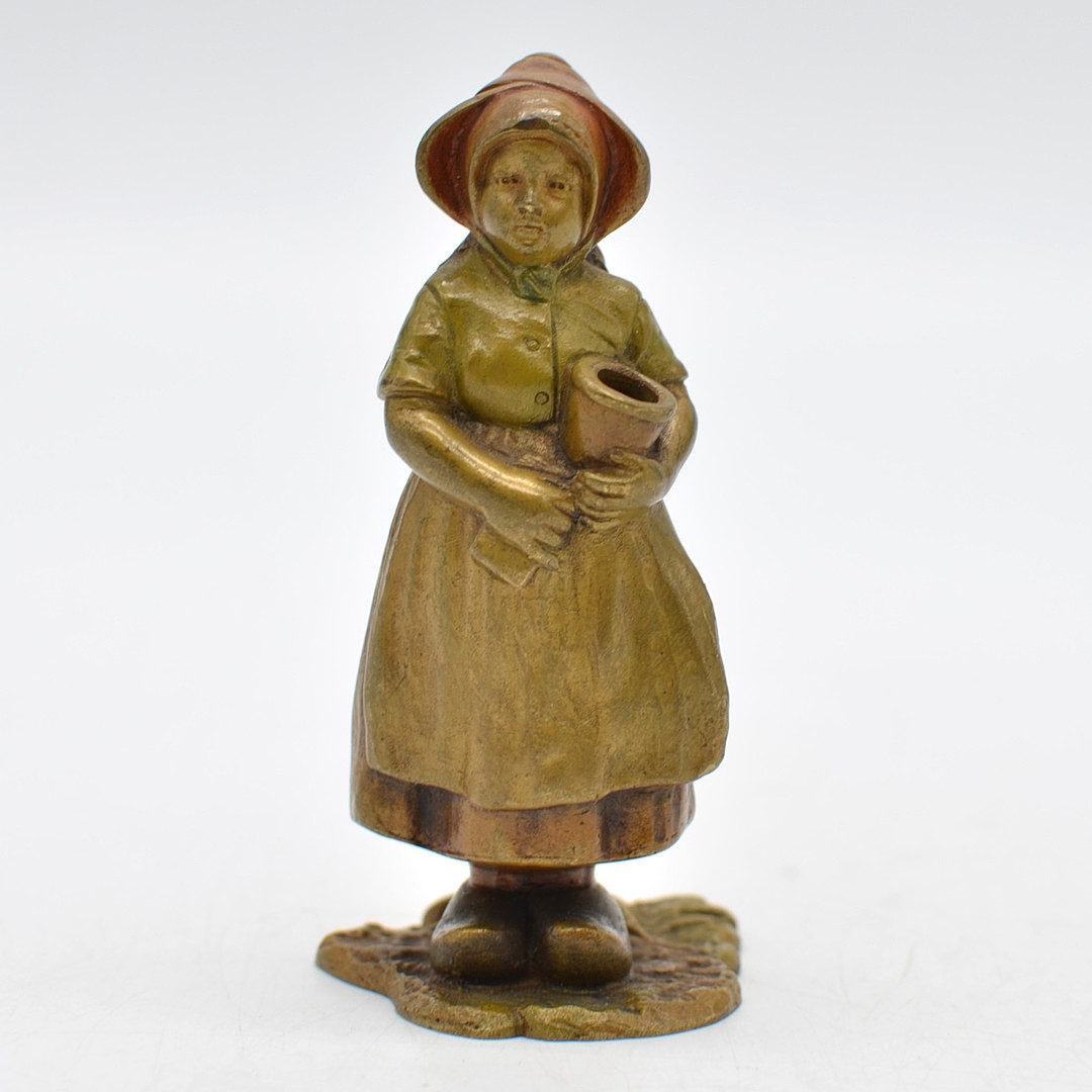 FRAU IN HOLLÄNDISCHER TRACHT, KLEINE SKULPTUR AUS BRONZE, PATINIERT, UM 1900.
