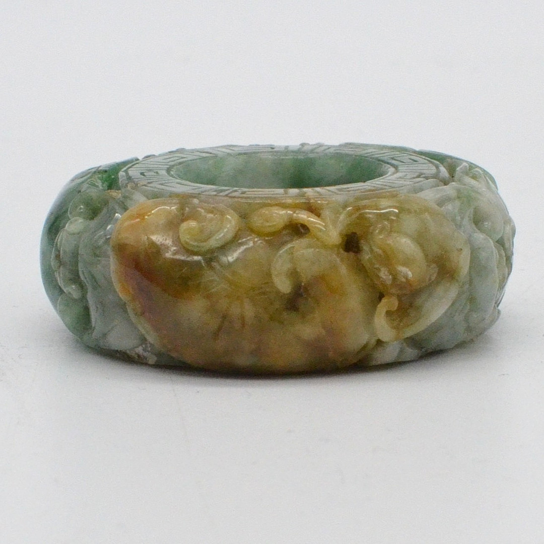 DEKORATIVER RING AUS JADE, FLEDERMÄUSE UND PFIRSISCHE, HANDGESCHNITZT, CHINA, UM 1980.