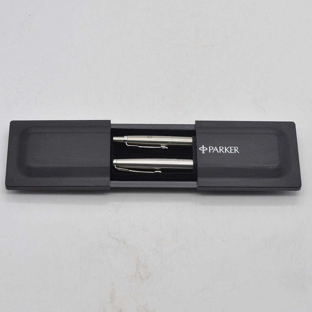 PARKER, ZWEI KUGELSCHREIBER, MIT ORIGIALVERPACKUNG UND GARANTIE-SCHEIN, EDELSTAHL, VINTAGE.