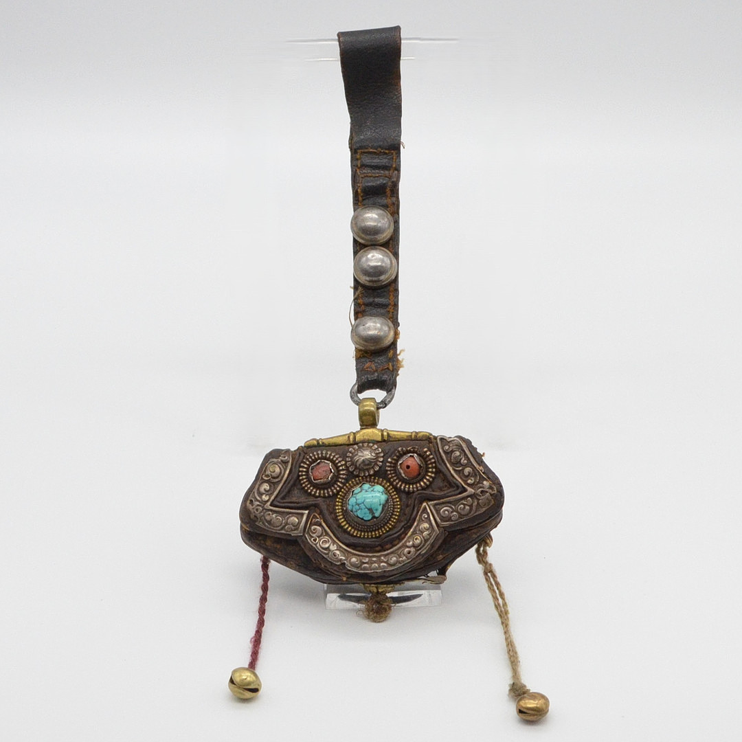 ANTIKE GELDBÖRSE AUS TIBET, LEDER, SILBER, MESSING, KORALLE- UND TÜRKISCABOCHON, FRÜHES 20. JAHRHUNDERT.