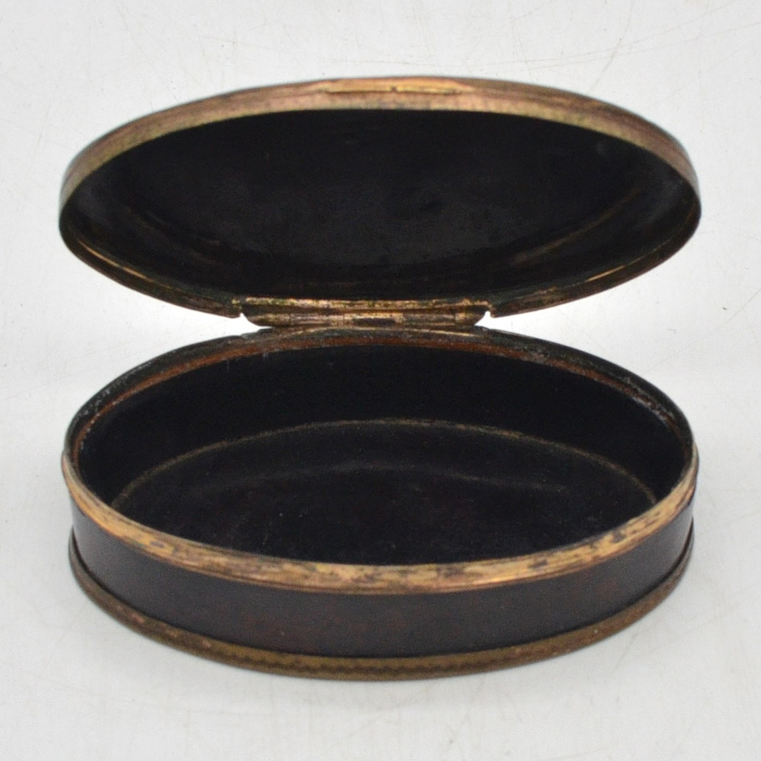 RUSSISCHE LACKDOSE, KLAPPDOSE IN SCHWARZ MIT BLUMENDEKOR, FASSUNG AUS HOLZ UND VERGOLDETEM KUPFER, MIT INTARSIEN AUS ACHAT, 19. JAHRHUNDERT.