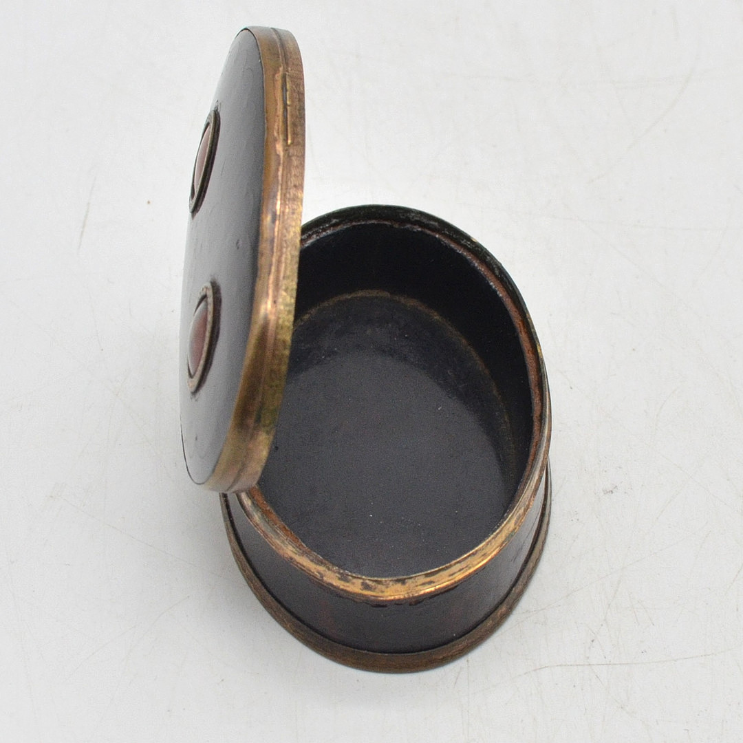 RUSSISCHE LACKDOSE, KLAPPDOSE IN SCHWARZ MIT BLUMENDEKOR, FASSUNG AUS HOLZ UND VERGOLDETEM KUPFER, MIT INTARSIEN AUS ACHAT, 19. JAHRHUNDERT.