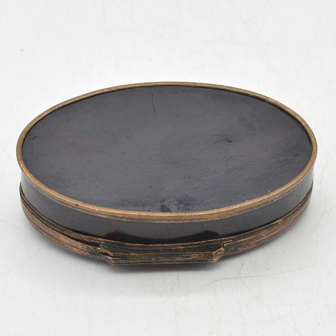 RUSSISCHE LACKDOSE, KLAPPDOSE IN SCHWARZ MIT BLUMENDEKOR, FASSUNG AUS HOLZ UND VERGOLDETEM KUPFER, MIT INTARSIEN AUS ACHAT, 19. JAHRHUNDERT.