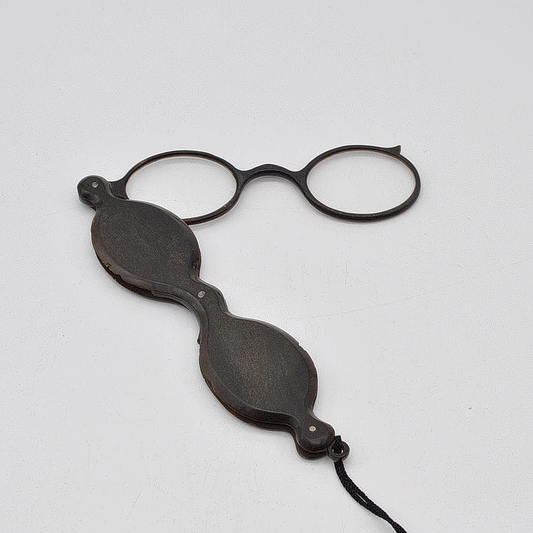 LORGNON, STIELBRILLE AUS SCHILDPATT, CA. 12,5CM, FRÜHES 19. JH.