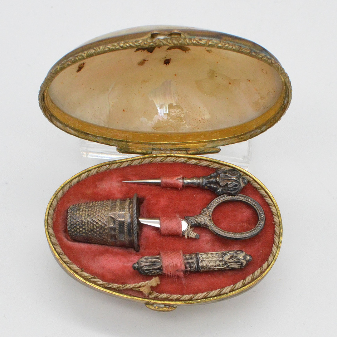 REISENECESSAIRE, MINIATUR NÄHSET IN EINER MUSCHELDOSE, SECOND EMPIRE STIL, SILBER, 19. JAHRHUNDERT.