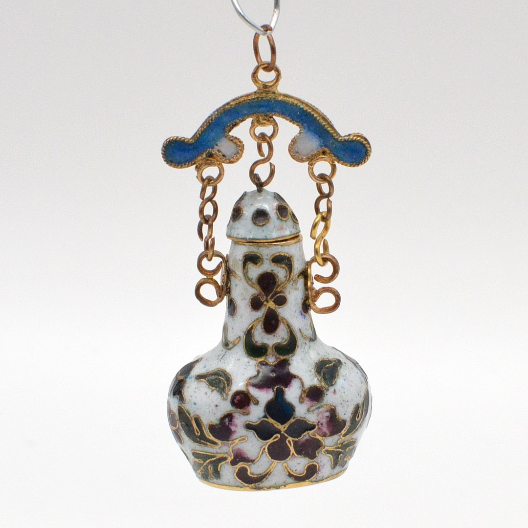 ASIATISCHER COLLIERANHÄNGER, CLOISONNÉ, VASE MIT BLUMENVERZIERUNG, WEISS, CHINA, SPÄTES 20. JAHRHUNDERT.