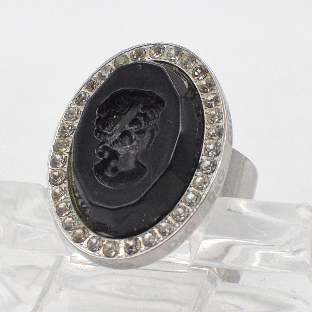 DOLCE & GABBANA, RING MIT KAMEE UND 32 ZIRKONEN, DAMENBÜSTE, NO. 17-18/ 57-58MM IM UMFANG, SPÄTES 20. JAHRHUNDERT.