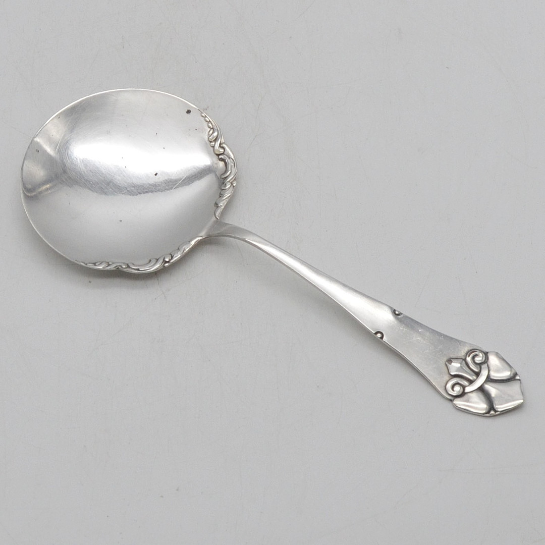 JUGENDSTIL SERVIERLÖFFEL MIT FLACHER KELLE, VERSILBERT, UM 1910-1920, WOHL DÄNEMARK, KOPENHAGEN, "A.B.".