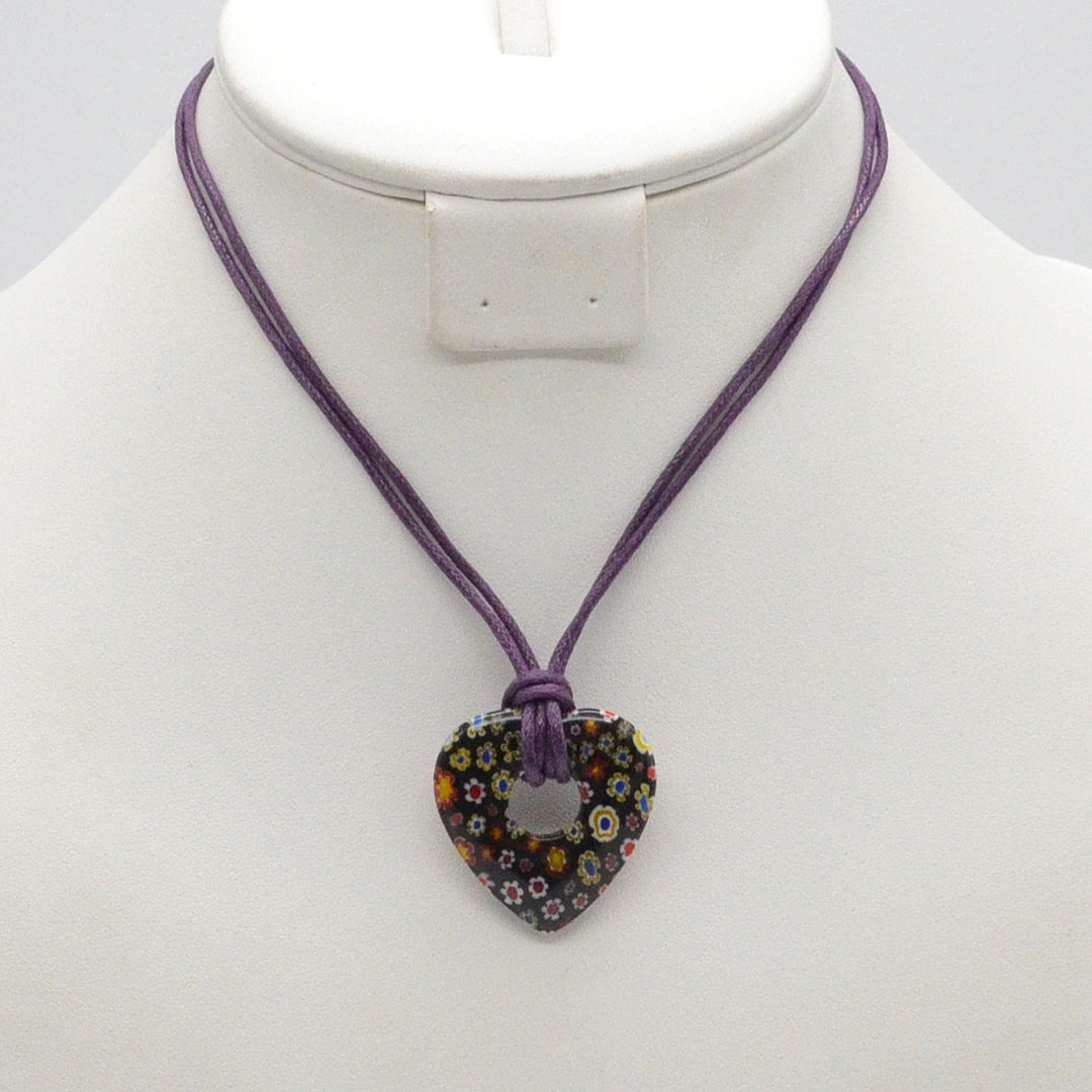 MURANO GLAS COLLIER, SCHWARZES HERZ MIT BUNTEN MILLEFIORI BLUMEN, DURCHBROCHEN, HANDGEMACHT, VINTAGE.