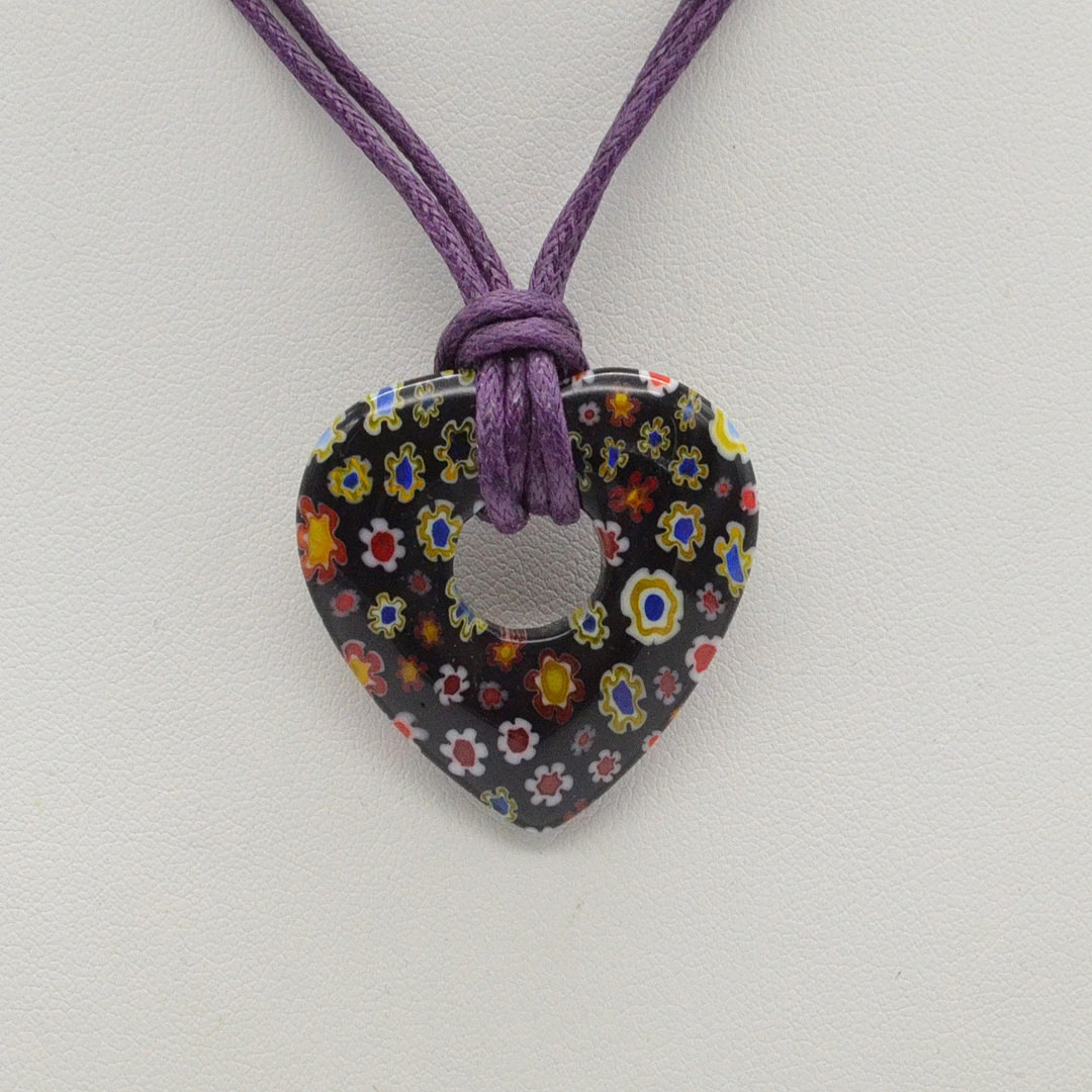 MURANO GLAS COLLIER, SCHWARZES HERZ MIT BUNTEN MILLEFIORI BLUMEN, DURCHBROCHEN, HANDGEMACHT, VINTAGE.