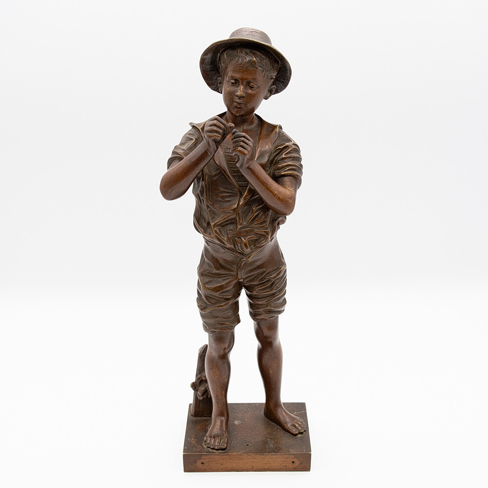 ADOLPHE JEAN LAVERGNE. SKULPTUR EINES JUNGEN ANGLERS BEIM EINHOLEN EINES KÖDERS, BRAUN PATINIERTE BRONZE, SIGNIERT "LAVERGNE" IM SOCKEL.