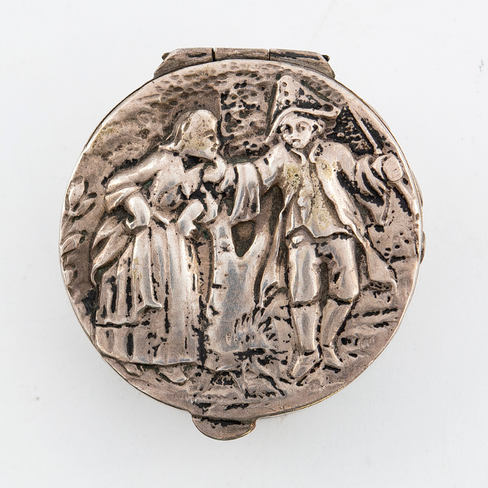 OTTO ARTHUR KÖLN. PILLENDOSE, 800ER SILBER, GENRESZENE, ENDE 19. JAHRHUNDERT.