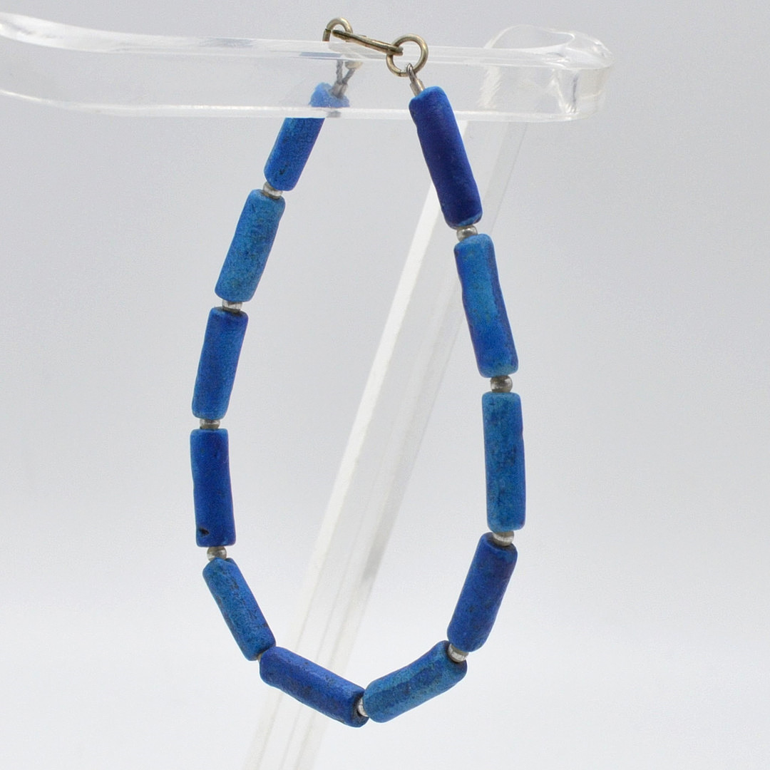 ARMBAND MIT LAPISLAZULI STÄBCHEN, HANDGEMACHT, 20. JAHRHUNDERT, CA.23 CM.