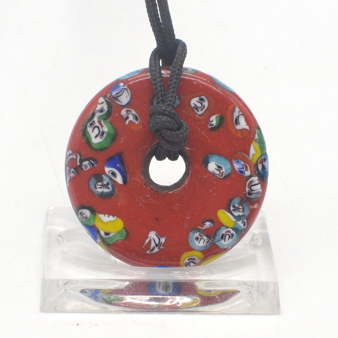 COLLIERANHÄNGER AUS MURANO GLAS, ROT, MILLEFIORI, DONUT-FORM, ITALIEN, SPÄTE 20. JH., DM 43MM.