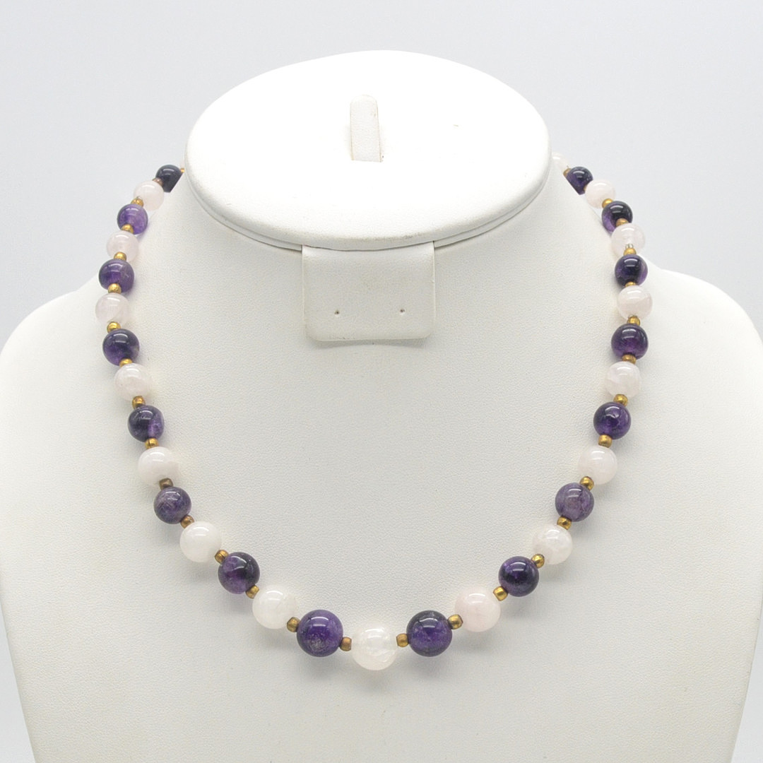 AMETHYST UND BERGKRISTALL, VERGOLDETE METALLPERLEN, VERGOLDETER SCHRAUBVERSCHLUSS, VINTAGE, CA. 42 CM.