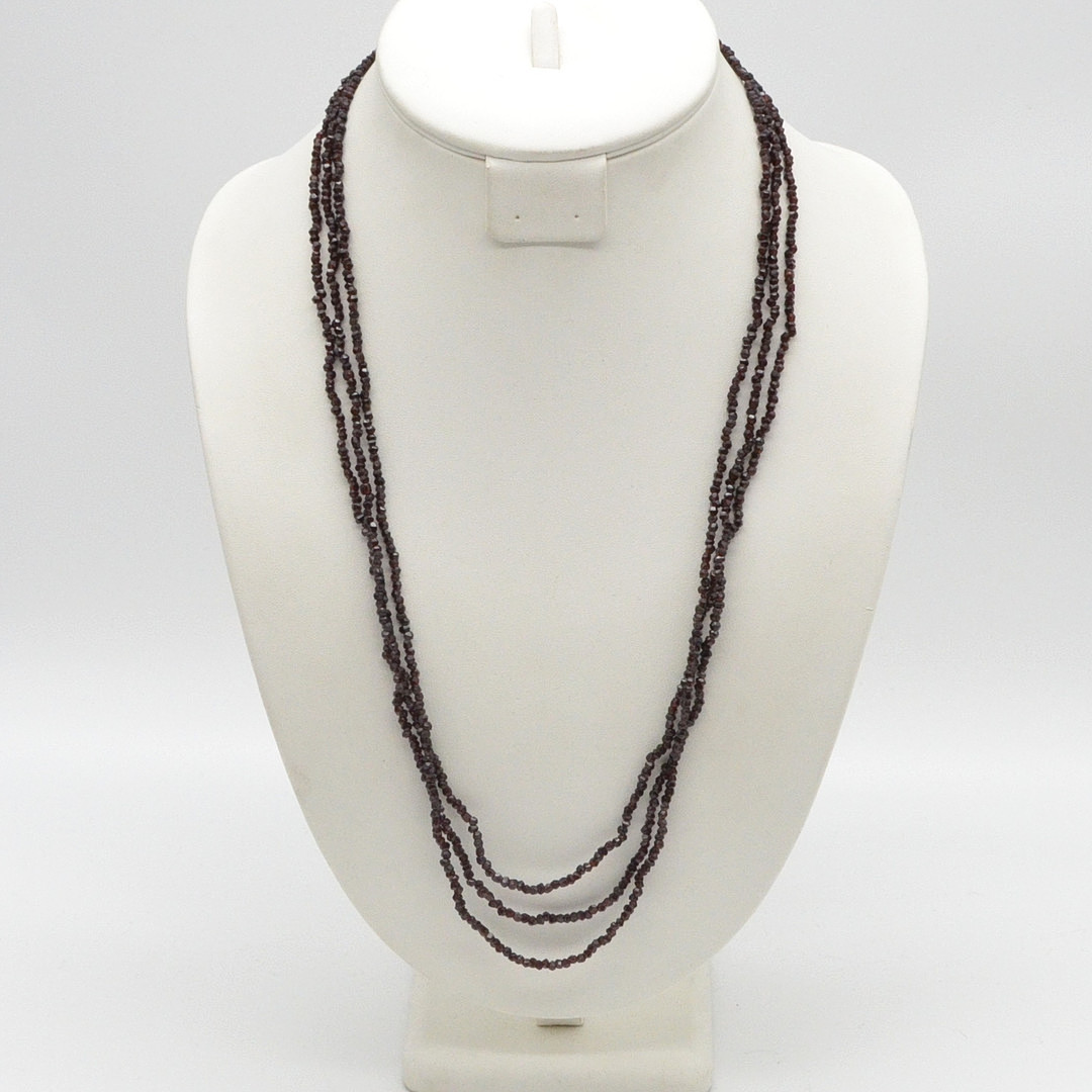 BÖHMISCHES COLLIER AUS GRANATSTEINEN, FACETTIERT UND POLIERT, 8 KARAT VERSCHLUSS (GEPRÜFT) MIT EINEM KLEINEN DIAMANT, DREISTRÄNGIG, UM 1900.