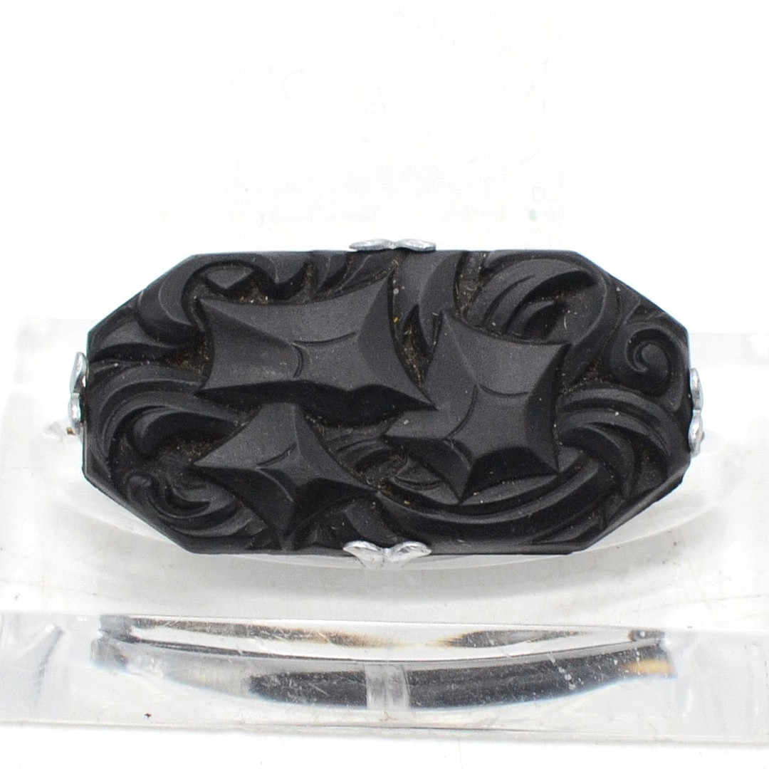 HANDGESCHNITZTE BROSCHE AUS ONYX, STERNE, 8ECKIGE GRUNDFORM, FASSUNG AUS VERSILBERTEM METALL, VINTAGE, CA. 20X 37 MM.