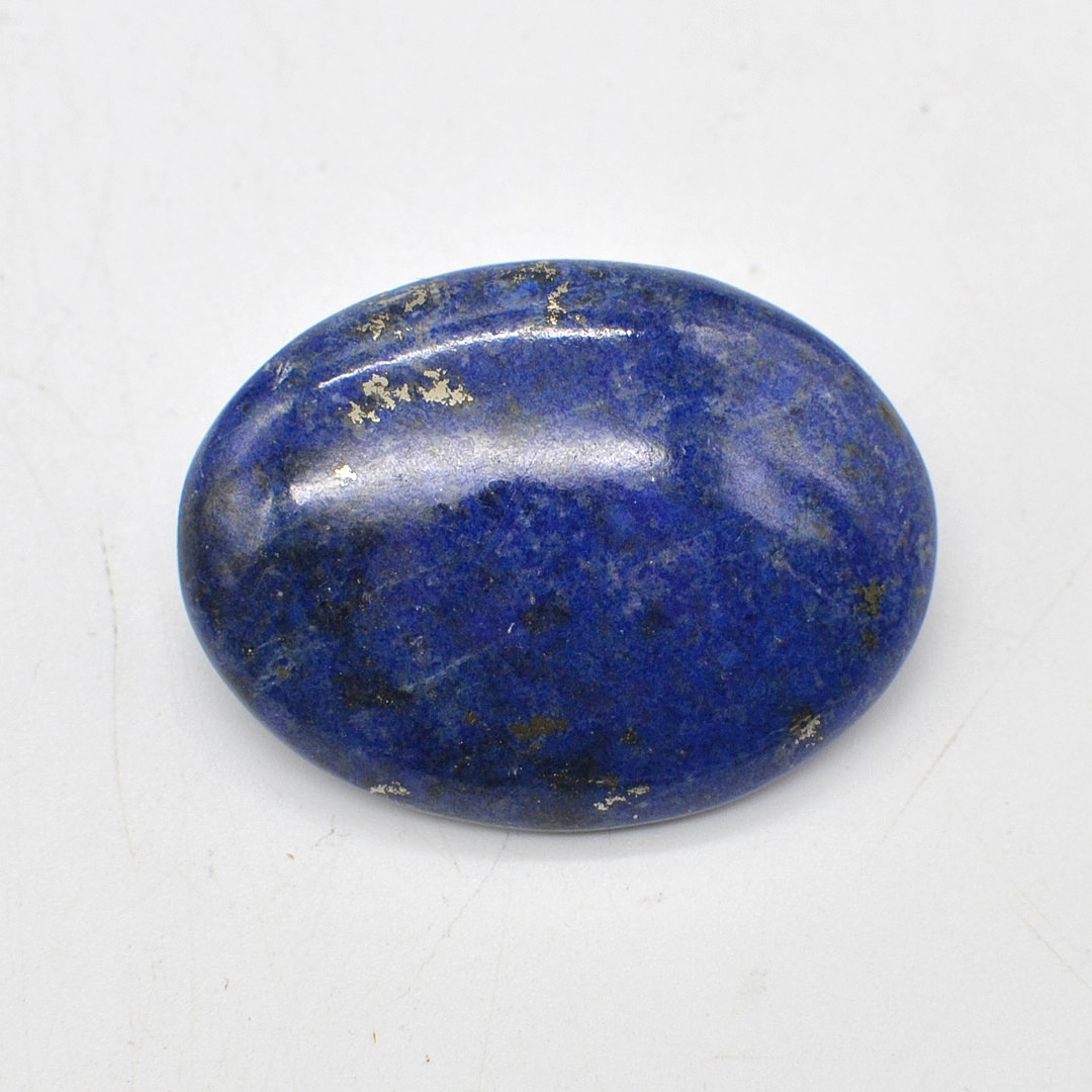 LAPISLAZULI BROSCHE, CABOCHON, OVAL, POLIERT, VERGOLDETE NADELFASSUNG, 20. JAHRHUNDERT.