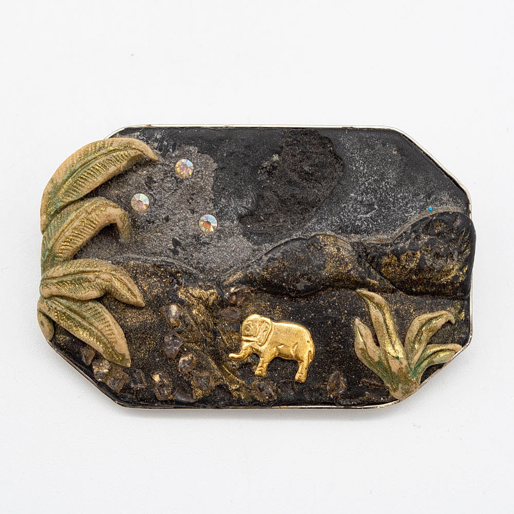 HANDGEMACHTE BROSCHE MIT LANDSCHAFTSMOTIV UND GOLDENEM ELEFANT, MISCHTECHNIK AUF STEIN, MIT DREI GLASSTEINEN, HANDGESCHLIFFEN UND HANDGEMALT, UM 1950.