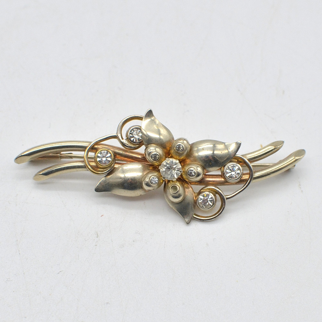 DESIGNERBROSCHE, BLUMENFÖRMIG, NACH CLEEF & ARPEL, VERGOLDETE FASSUNG, GLASSTEINBESATZ, UM 1930-1940.