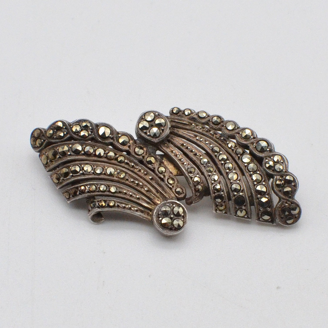 ART DECO BROSCHE, MARKASITEN, FASSUNG AUS SILBER (GEPRÜFT), UM 1900, CA. 42 X 20 MM.