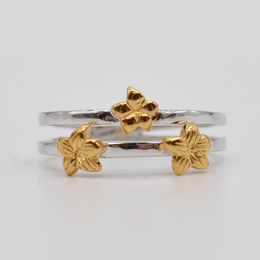 CHANTI, DESIGNERRING MIT BLUMEN, RHODINIERTER STERLINGSILBER MIT VERGOLDETEN DETAILS, DÄNEMARK, ZEITGENÖSSISCH, GRÖSSE NR. 15 / 55 MM IM UMFANG.