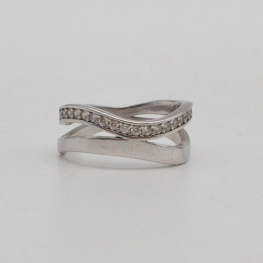 WELLENFÖRMIGER RING MIT ZIRKONIA, FASSUNG AUS RHODINIERTEM STERLINGSILBER, VINTAGE, GRÖSSE CA. NR. 15 (55MM).