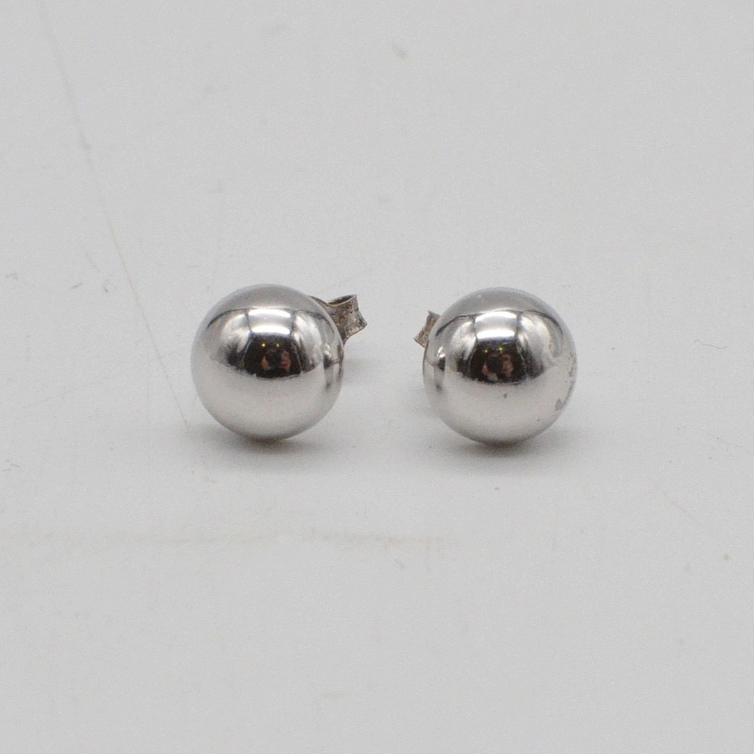 EIN PAAR KUGELSTECKER, RHODINIERTER STERLINGSILBER, VINTAGE OHRRINGE.