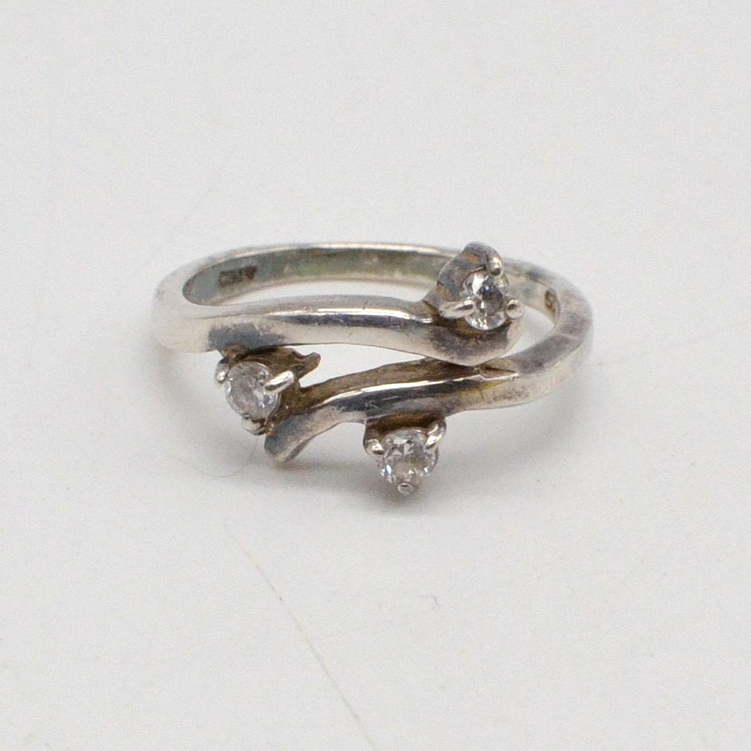 HANDGEMACHTER RING AUS STERLINGSILBER VON "ANY", ORGANISCHE FORM MIT ZIRKONIA, SPÄTE 20. JAHRHUNDERT.