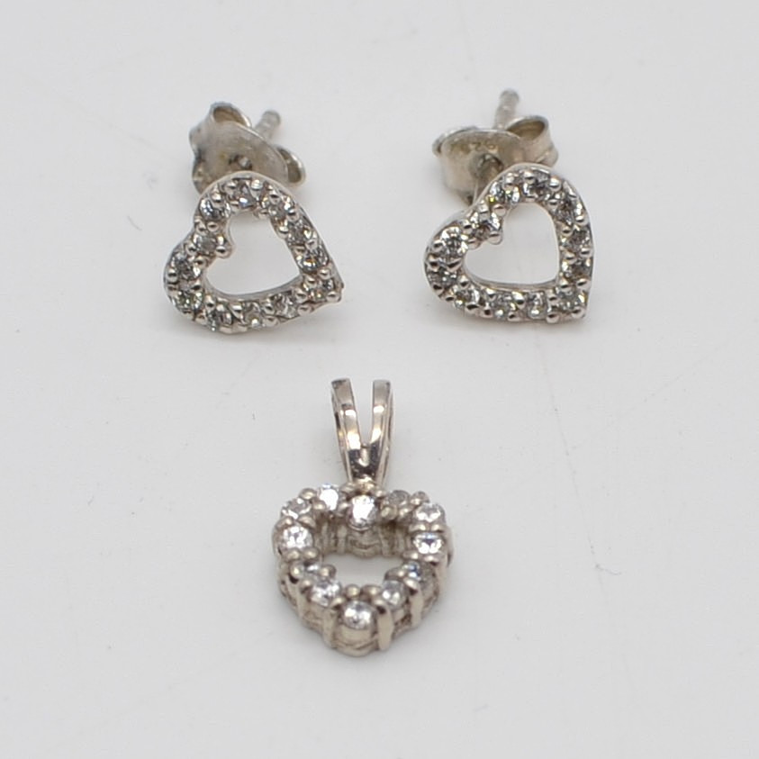 LUND COPENHAGEN, EIN SET AUS OHRCLIPS UND ANHÄNGER, STERLINGSILBER MIT ZIRKONIA BESATZ, HERZFORM, VINTAGE.
