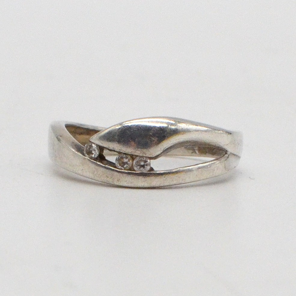 GULD OG SØLV DESIGN. HANDGEMACHTER RING AUS STERLINGSILBER MIT DREI ZIRKONIA, ORGANISCHE FORM, DÄNEMARK, VINTAGE.