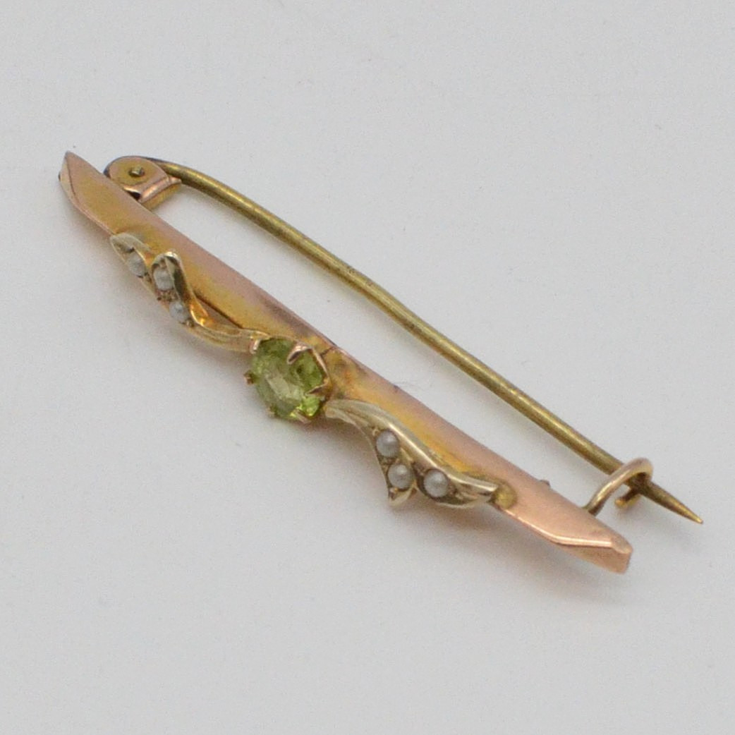 ANTIKE BROSCHE MIT 6X KLEINE PERLEN UND PERIDOT IM RUNDSCHLIFF, FASSUNG AUS 9 KARAT ROSEGOLD, HANDGEMACHT, UM 1900.