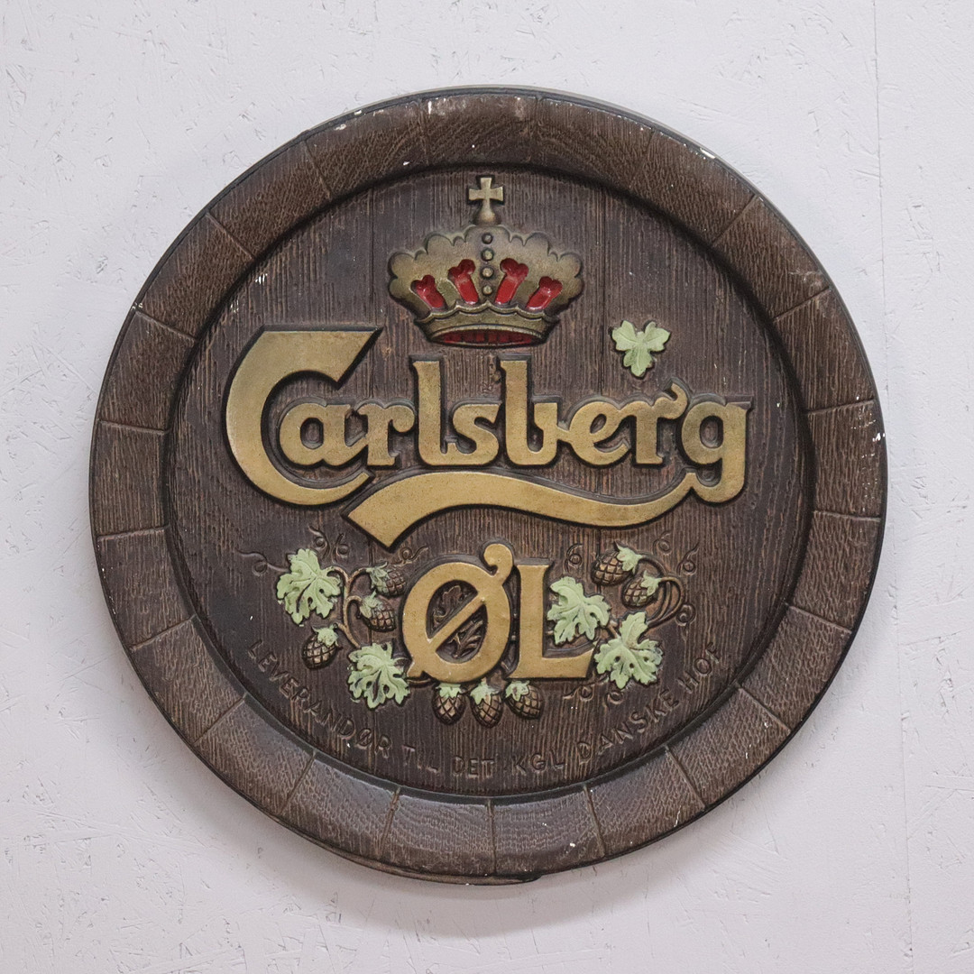 CARLSBERG, ölskylt i bemålat gips i form av tunnbotten.