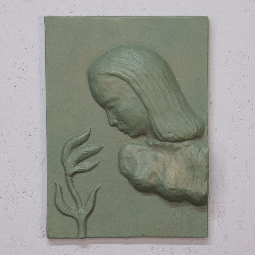 SIGGE BERGGREN. väggrelief, grönpatinerad metall, kvinna med blomma.