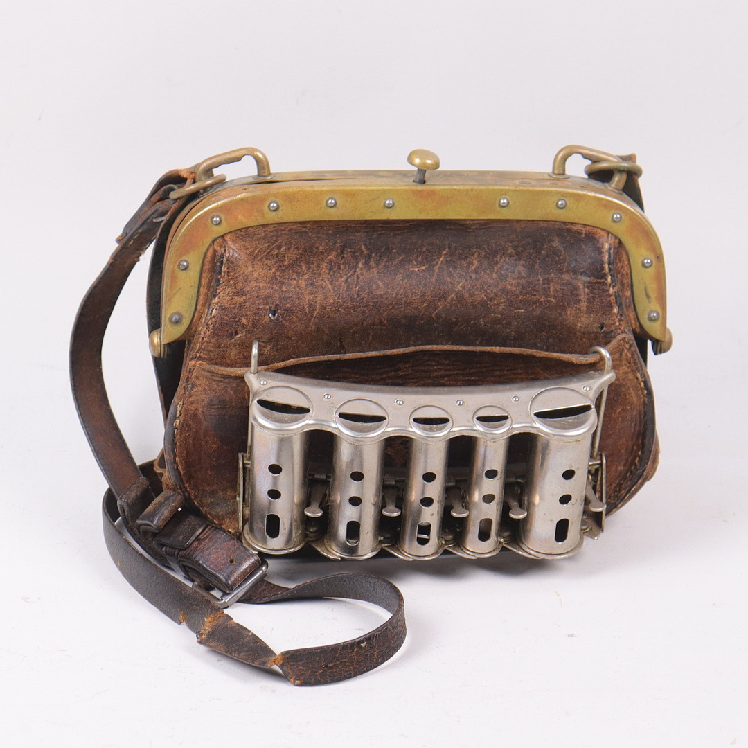 KONDUKTÖRSVÄSKA samt myntautomat, 1900-talets mitt.