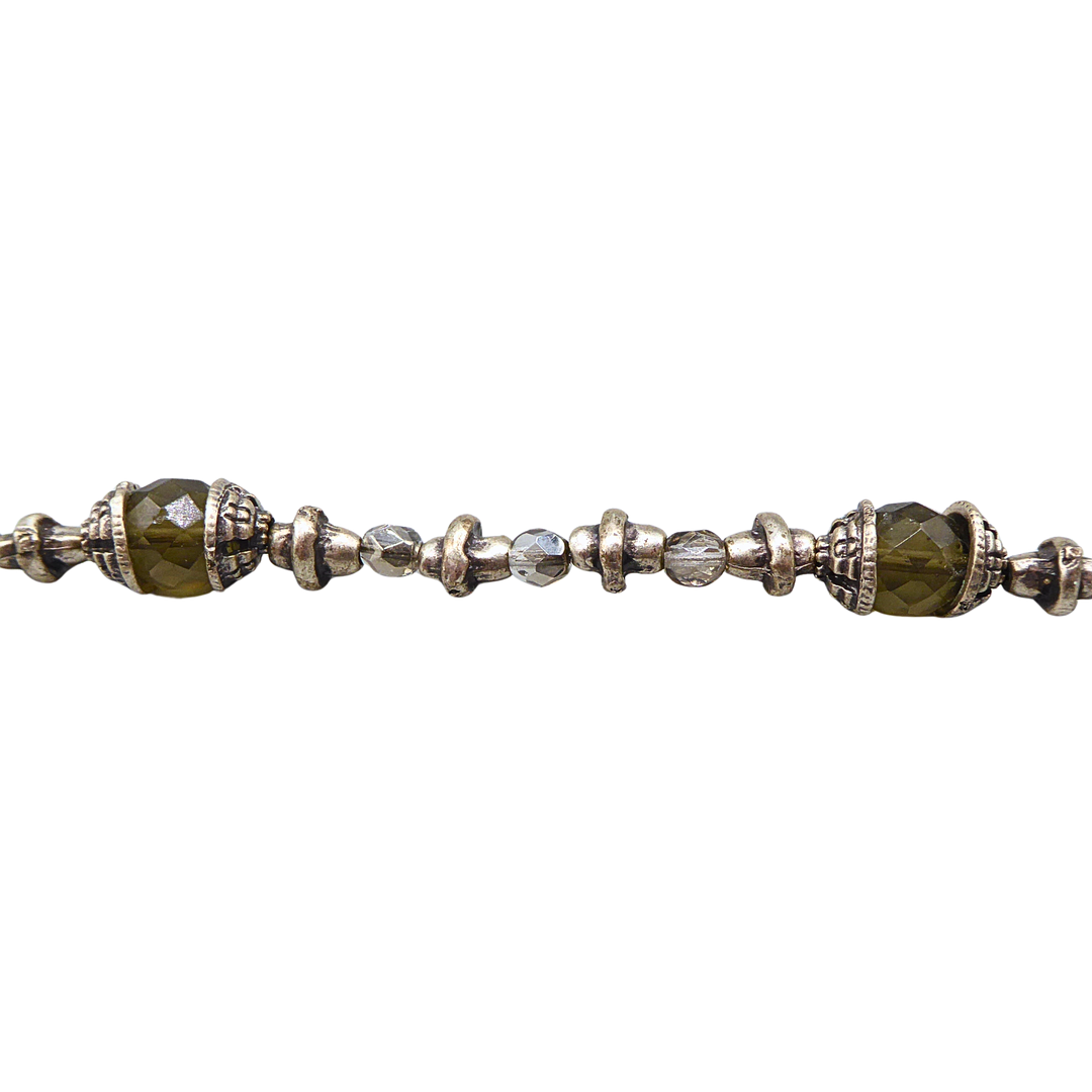HALSKETTE MIT GEMUSTERTEN METALLELEMENTEN.
