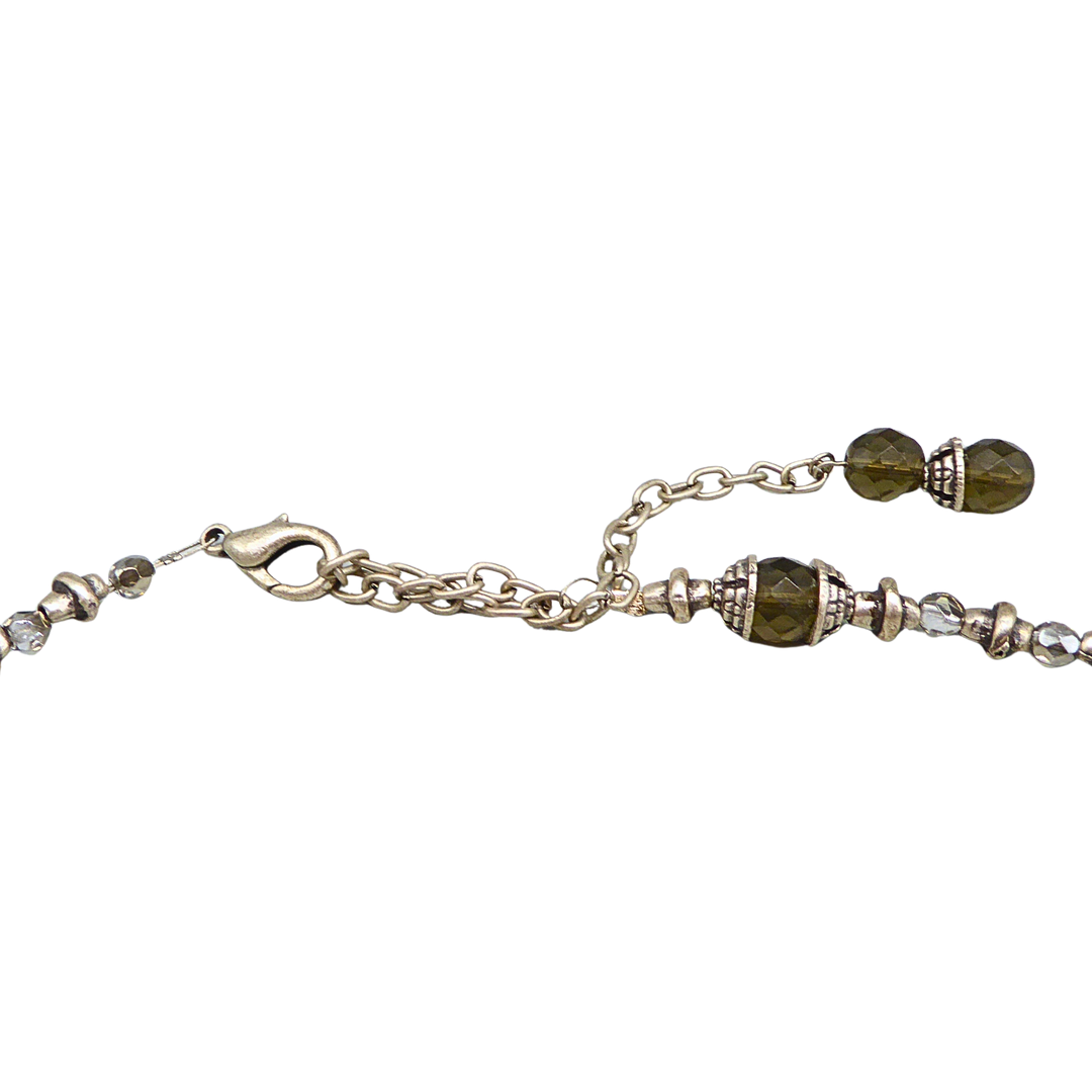 HALSKETTE MIT GEMUSTERTEN METALLELEMENTEN.