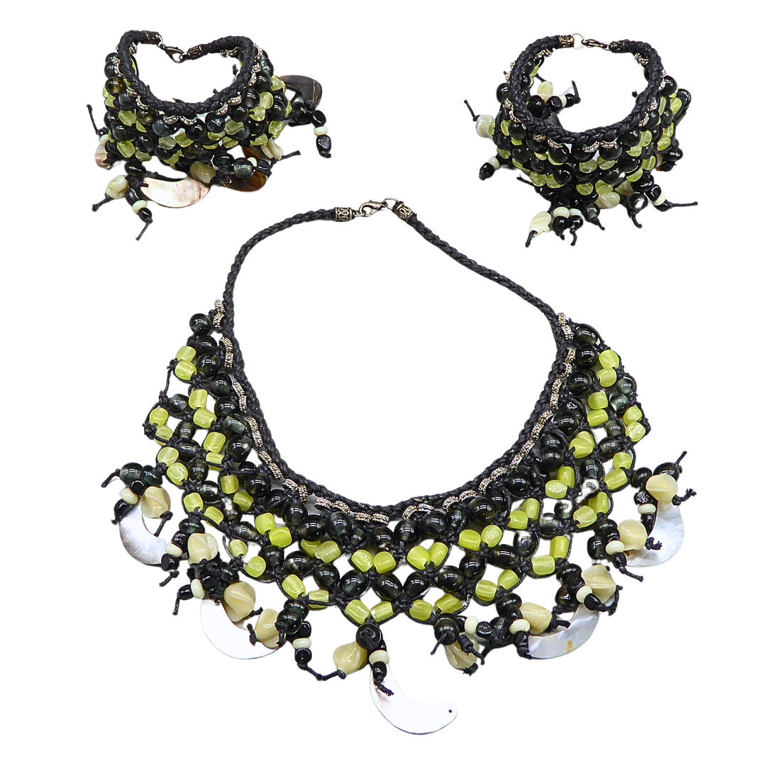 BOHO-SCHMUCKSET AUS HALSKETTE UND ARMBÄNDERN MIT PERLEN UND PERLMUTTSCHEIBEN.
