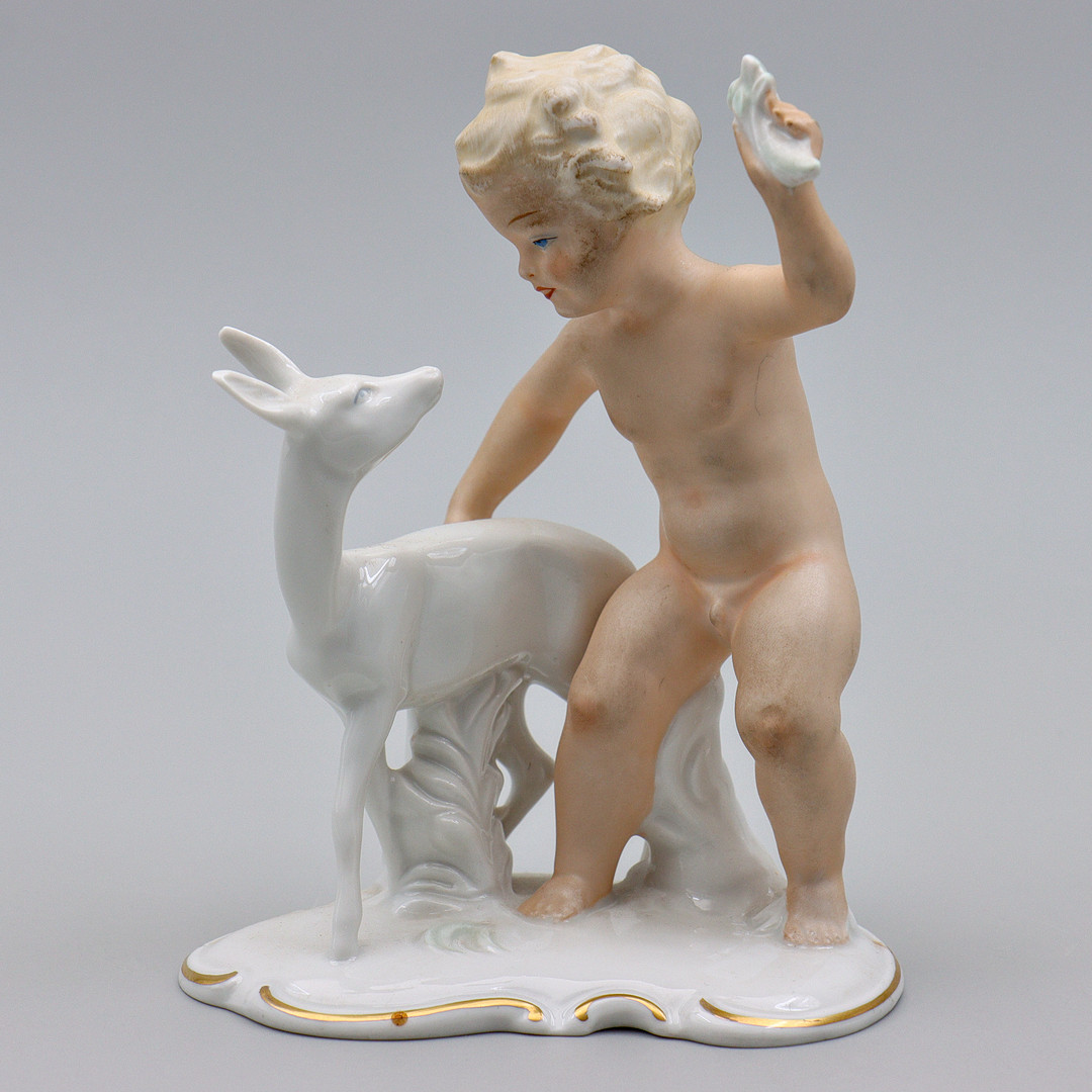 KURT STEINER, FIGURIN I PORSLIN "POJKE MED RÅDJUR", SCHAUBACH KUNST, GERMANY, 1900-TAL.
