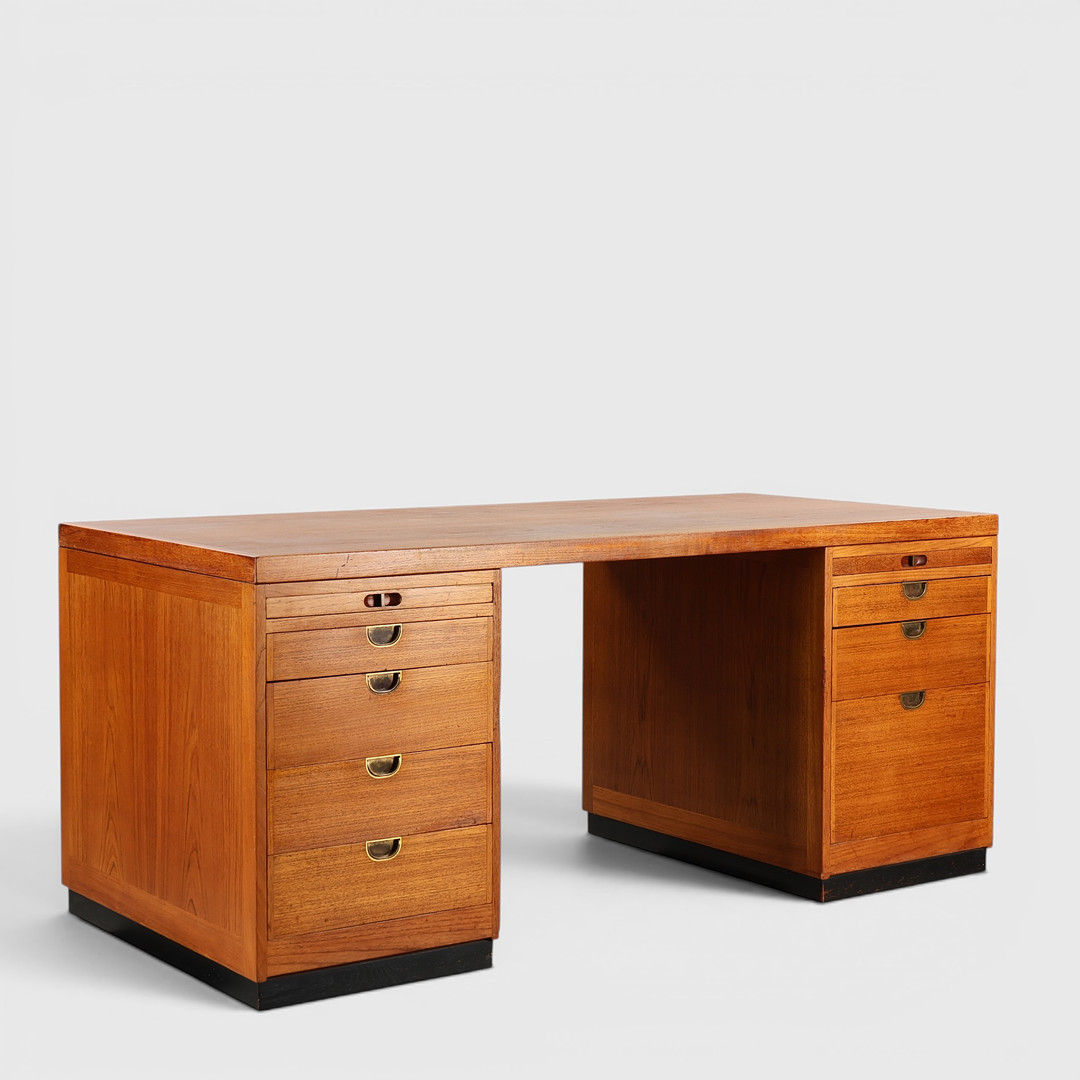 BØRGE MOGENSEN. Fritstående skrivebord af teak, model BM-66, P. Lauritzen, Danmark, formgivet 1958.
