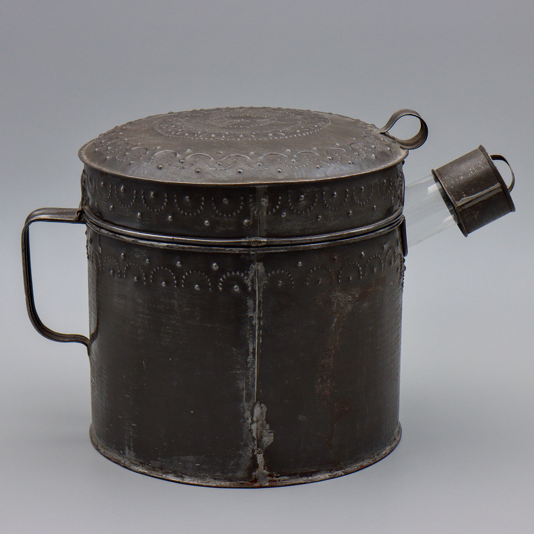 KAFFEPUMPA, GLASBEHÅLLARE OCH DEKORATIV BLECKPLÅT, 1900-TALETS FÖRSTA HÄLFT.