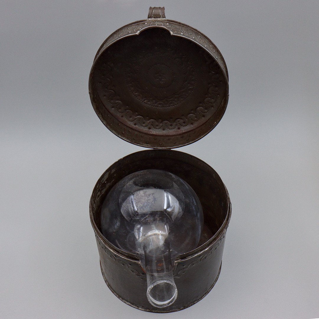 KAFFEPUMPA, GLASBEHÅLLARE OCH DEKORATIV BLECKPLÅT, 1900-TALETS FÖRSTA HÄLFT.