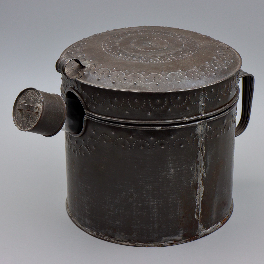 KAFFEPUMPA, GLASBEHÅLLARE OCH DEKORATIV BLECKPLÅT, 1900-TALETS FÖRSTA HÄLFT.