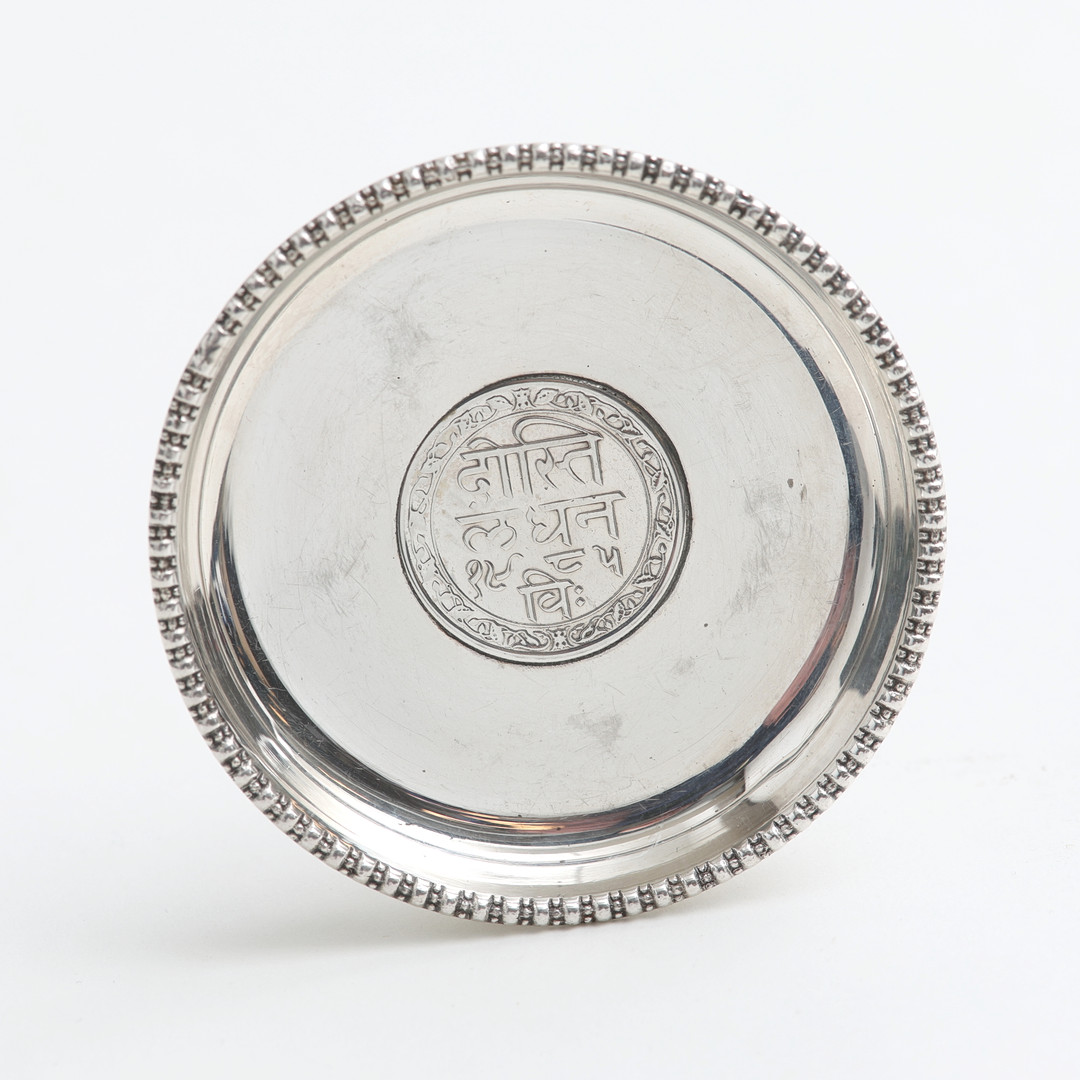 SILVER, coaster med mynt, rupee Indien 1928, vikt 50 gram.