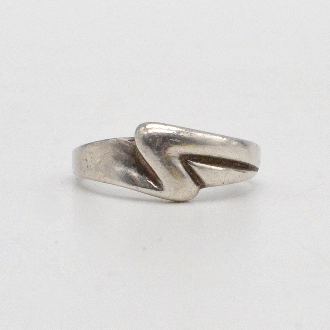 JENS AAGAARD. MODERNISTISCHER DESIGNER RING, STERLINGSILBER, HANDGEMACHT, DÄNEMARK, UM 1950, GRÖSSE NR. 15 (55 MM).
