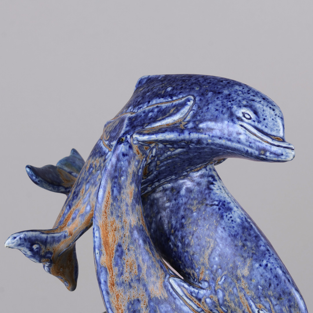 HUGO LIISBERG (1896-1958). Stentøjsskulptur forestillende tre delfiner legende i bølgerne, Saxbo, Danmark, 1900-tallets midte.