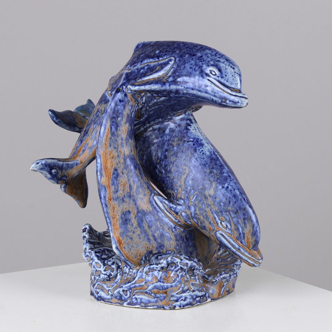 HUGO LIISBERG (1896-1958). Stentøjsskulptur forestillende tre delfiner legende i bølgerne, Saxbo, Danmark, 1900-tallets midte.