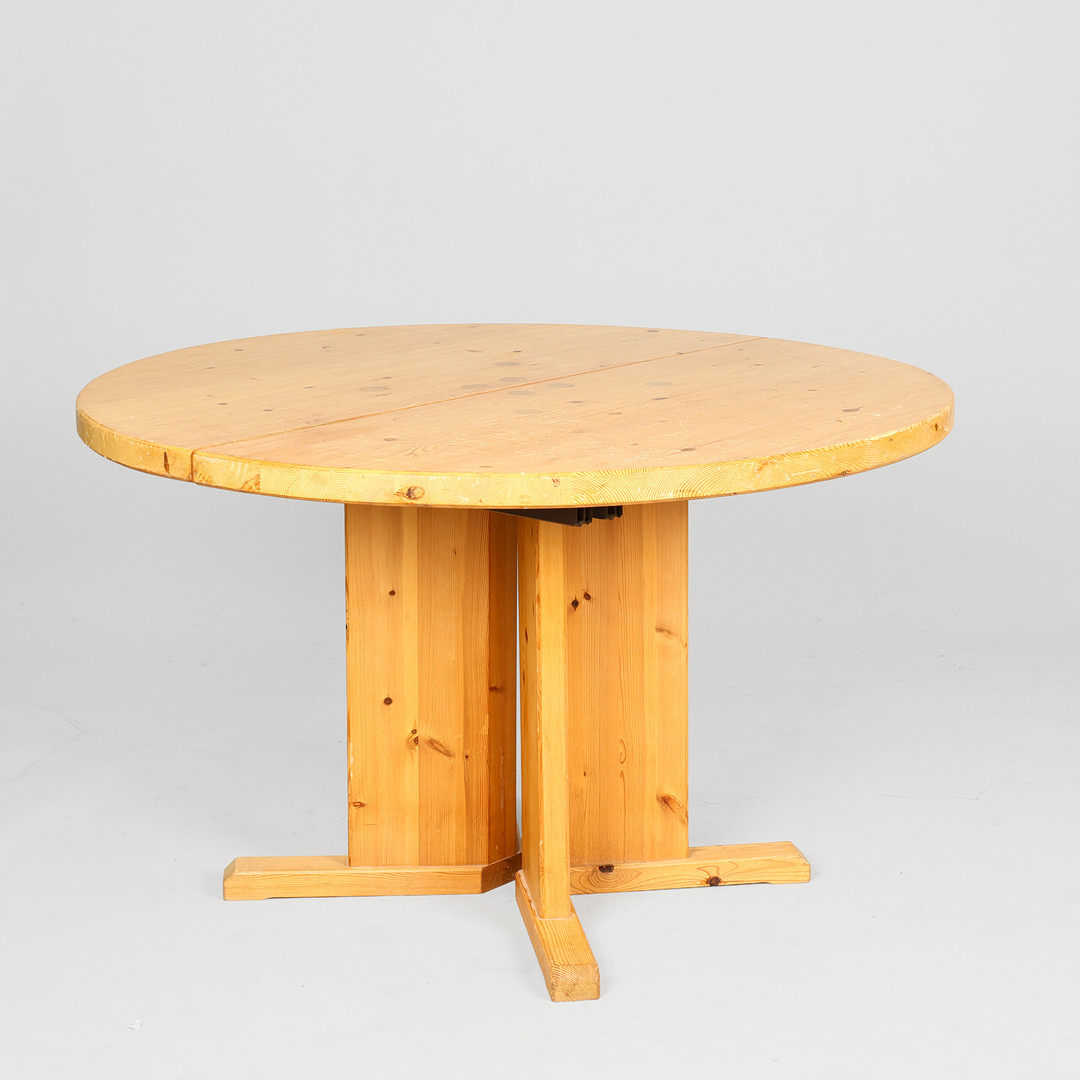SKANDINAVISK DESIGN. Rundt spisebord af massiv fyrretræ med indlægninger, 1970'erne.